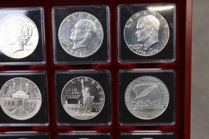 Un coffret comprenant 20 pièces de one dollar,...