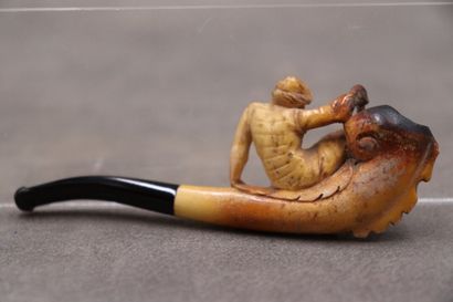 Réunion de d'une pipe et un foyer en écume...