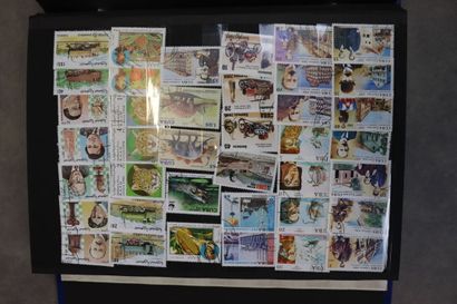 Réunion de 8 albums de timbres tous pays....