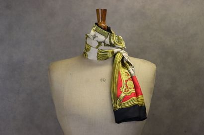 HERMES. Modèle Etriers. Carré en soie design...