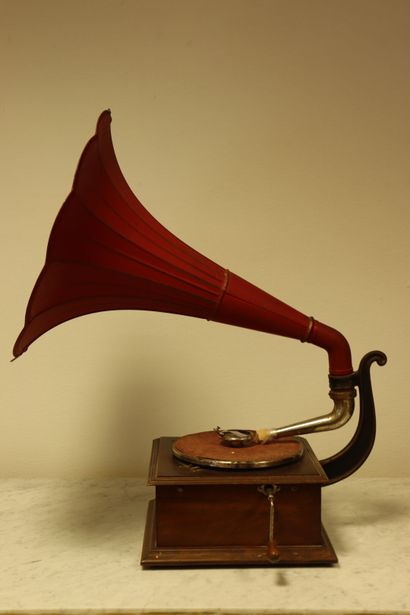 DIAMOND. Gramophone, porte la marque Diamond...