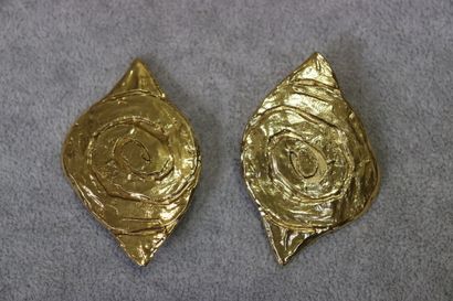 Yves Saint Laurent. Paire de boucles d'oreilles...