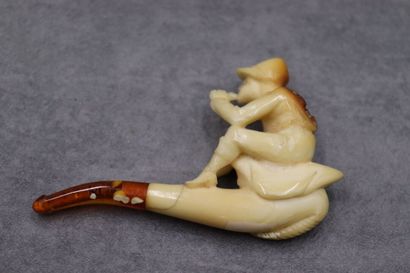 Réunion de deux pipes en écume de mer, à...