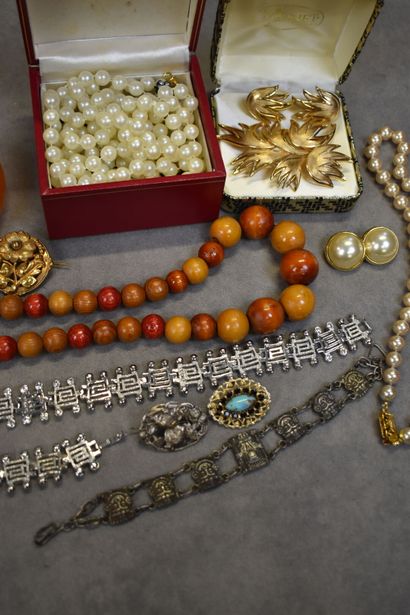 Réunion de bijoux fantaisie dont colliers,...