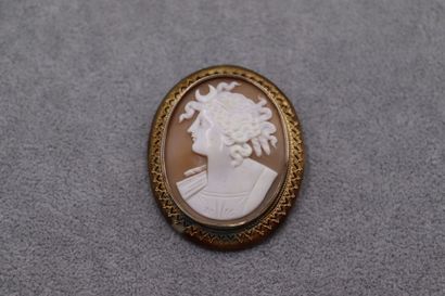Une broche camé entourage plaqué or . motif...