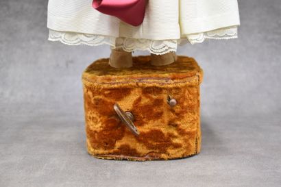 Poupée automate musical sur piédestal, habille...