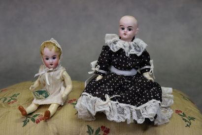 Réunion de deux petites poupées avec têtes...