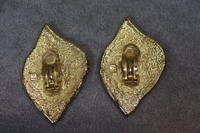 Yves Saint Laurent. Paire de boucles d'oreilles...