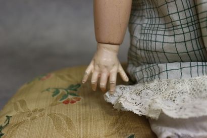 Poupée avec tête en biscuit et corps en composition,...