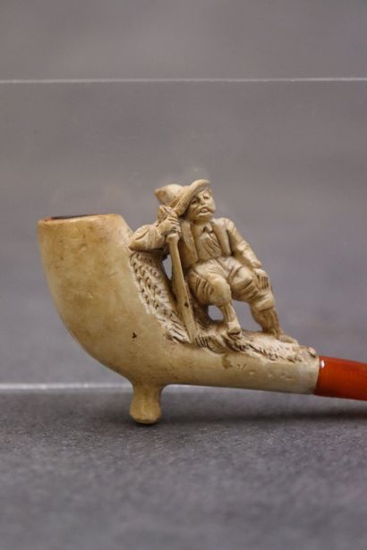 Réunion de deux pipes en écume de mer, à...
