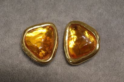 Yves Saint Laurent. Paire de boucles d'oreilles...