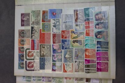 Réunion de 7 albums de timbres comprenant:...