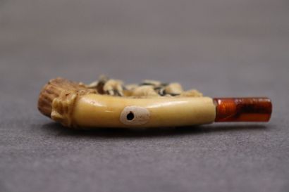 Réunion de deux pipes en écume de mer à décor...