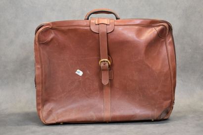 GUCCI. Valise en cuir marron, intérieur tissu...