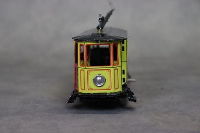 Réunion de trois jouets mécaniques en tôle...