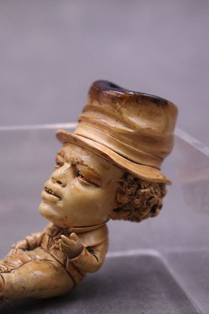Une pipe en écume de mer à décor de personnage....