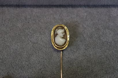 Une épingle à cravate or jaune 750/°° avec...