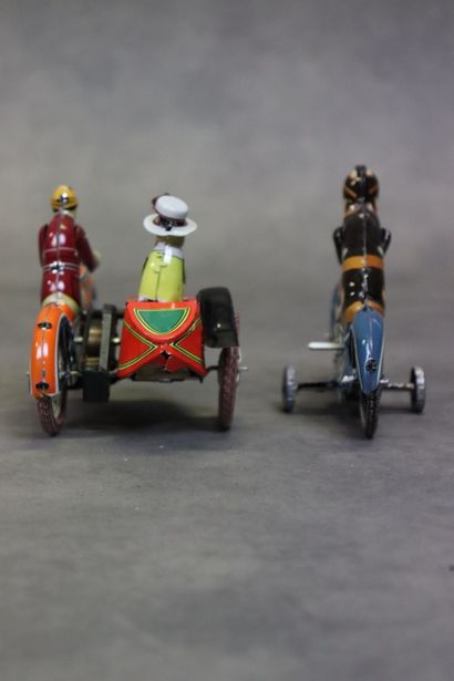 Réunion de deux motos mécaniques en tôle...