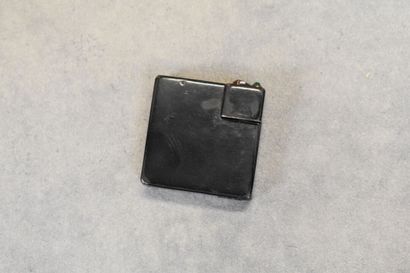 CARTIER. Un briquet art déco en métal et...