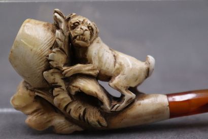Réunion de deux pipes en écume de mer à décor...