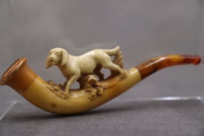 Réunion de deux pipes en écume de mer figurant...