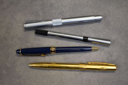 Réunion de trois stylo bille et un plume....