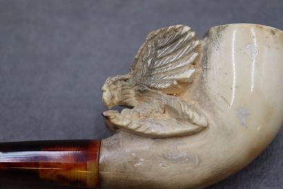 Réunion de deux pipes en écume de mer à décor...