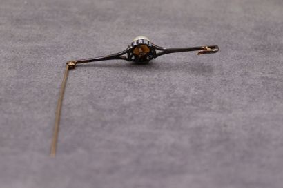Une broche or 750/°° et argent avec au centre...