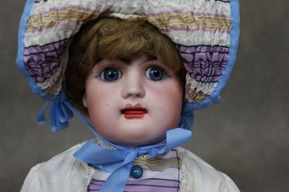 Une poupée avec tête en biscuit et corps...