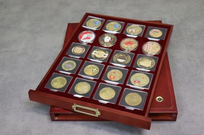 Un coffret comprenant 20 pièces dont Souvenirs...