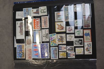 Réunion de 9 albums de timbres tous pays....