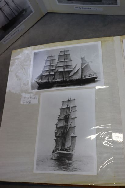 Réunion de deux albums répertoriant des bateaux...