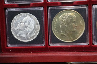 Un coffret comprenant 22 pièces France, francs...