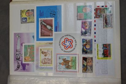 Réunion de 7 albums de timbres comprenant:...