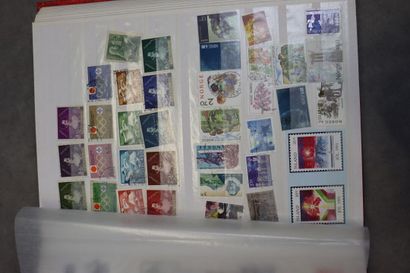 Réunion de 9 albums de timbres tous pays....