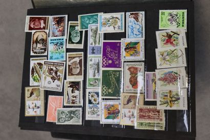 Réunion de 7 albums de timbres comprenant:...