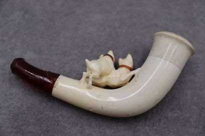 Réunion de trois pipes en écume de mer à...