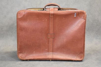 GUCCI. Valise en cuir marron, intérieur tissu...