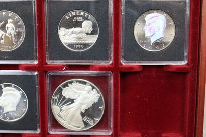 Un coffret comprenant 14 pièces half dollar...