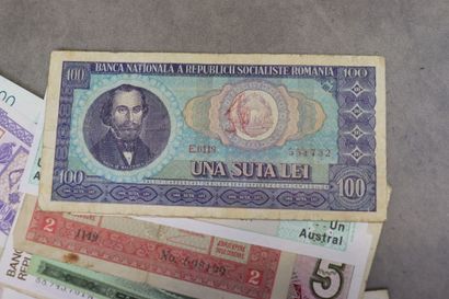 Réunion de cinquante cinq billets étrang...