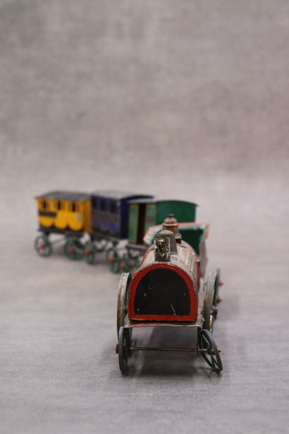 Une locomotive avec trois wagons, tôle polychrome....