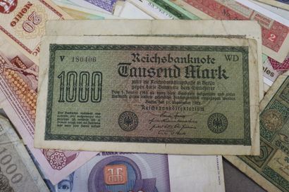 Réunion de cinquante cinq billets étrang...