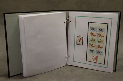 Réunion de cinq albums de timbres France...