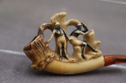 Réunion de deux pipes en écume de mer à décor...