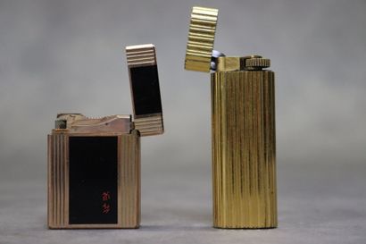 Réunion de deux briquets Cartier et Dupont...