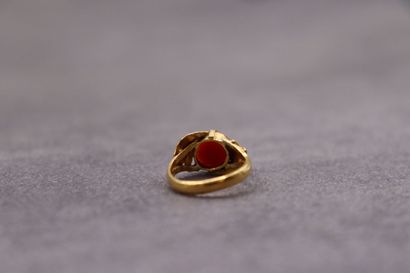 Une bague or jaune 750/°° avec au centre...