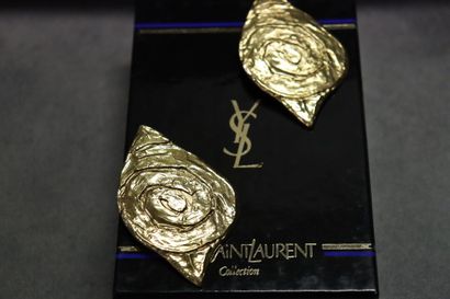 Yves Saint Laurent. Paire de boucles d'oreilles...