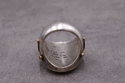 Une chevalière argent et or à motifs templier...