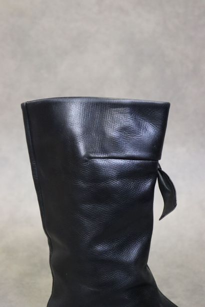 Christian DIOR. Paire de bottes en cuir noir,...