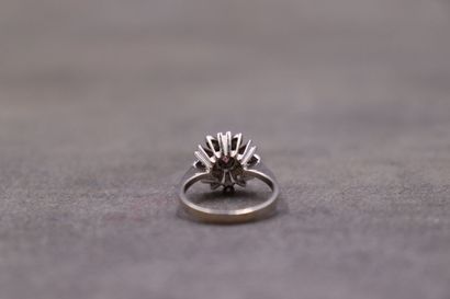 Une bague or gris 585/°° en forme de fleur...